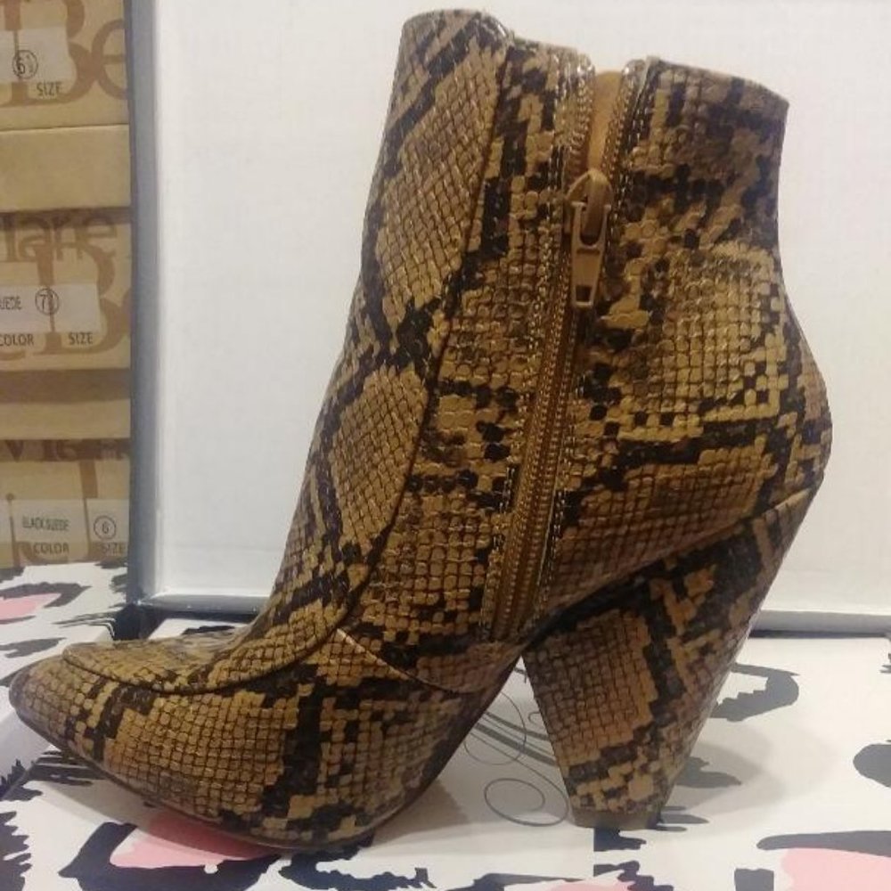 Mata Shoes Vibe-1 booties! Snake print 4" heel new! size 7